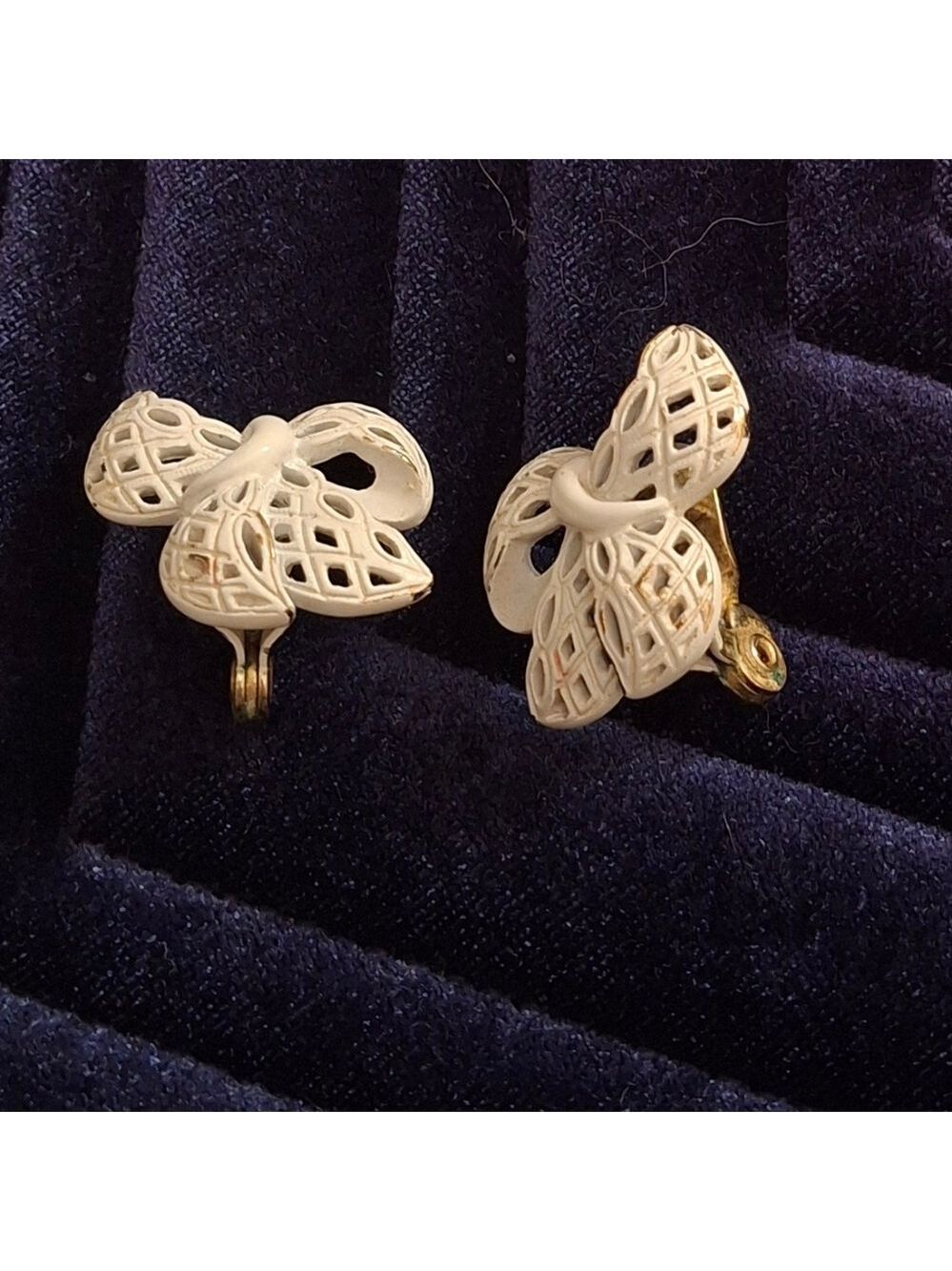 Monet Vintage White Enamel 3-D Bow Clip-On Earrings - Picture 3 of 8